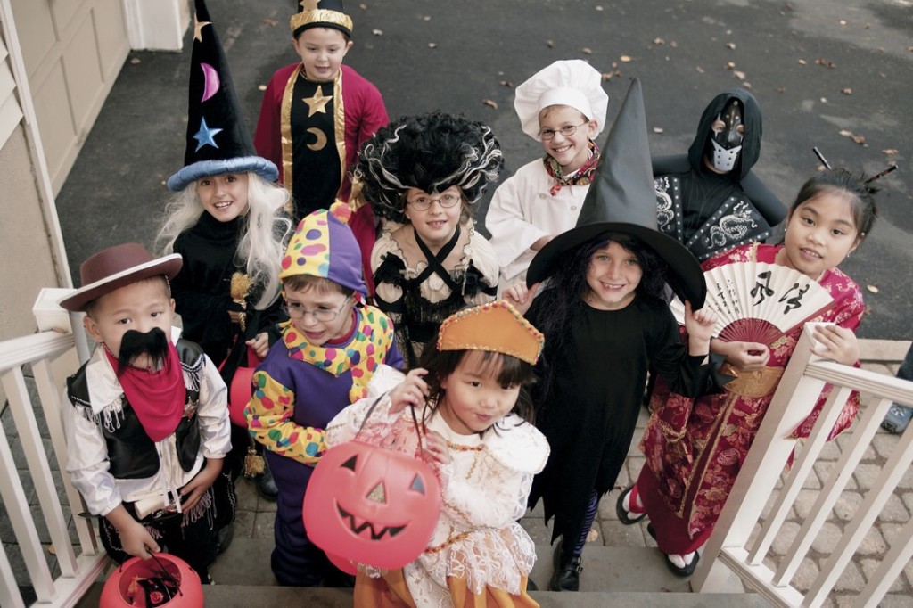 Niños en Halloween // Trick or Treat Imagen de Office.com